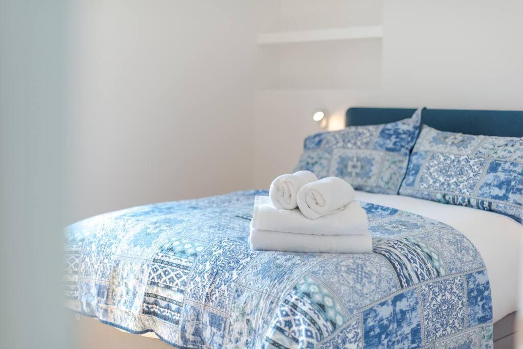 Apartment Stunning Two Bed Rh8 *