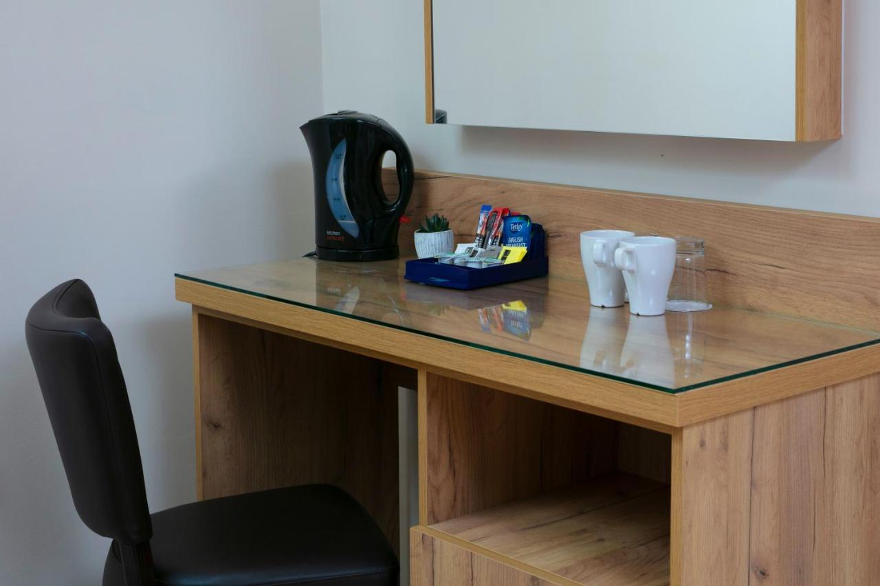 Western Northfields Ealing 3* London