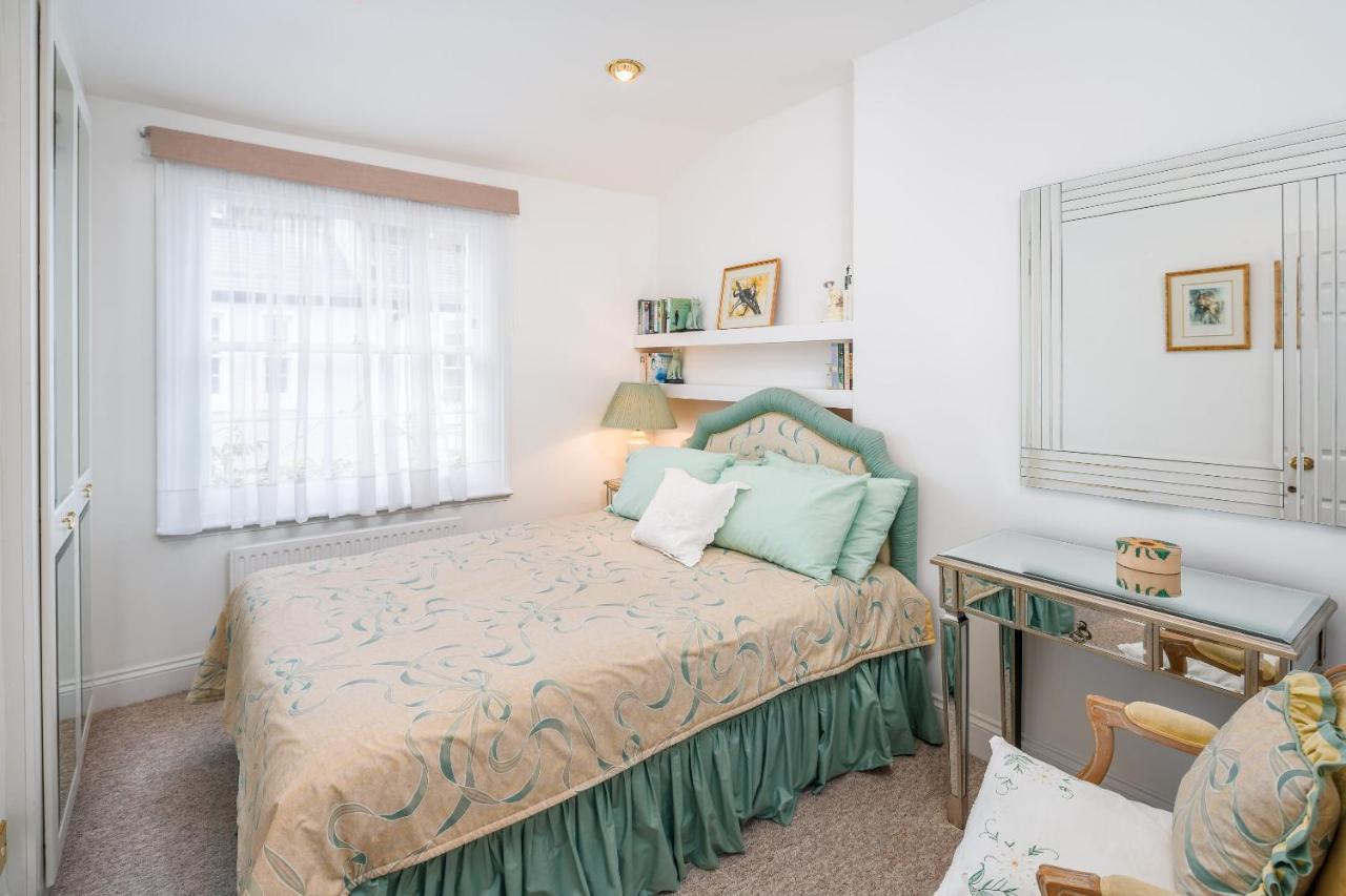 Elegant House With Rooftop Terrace * London