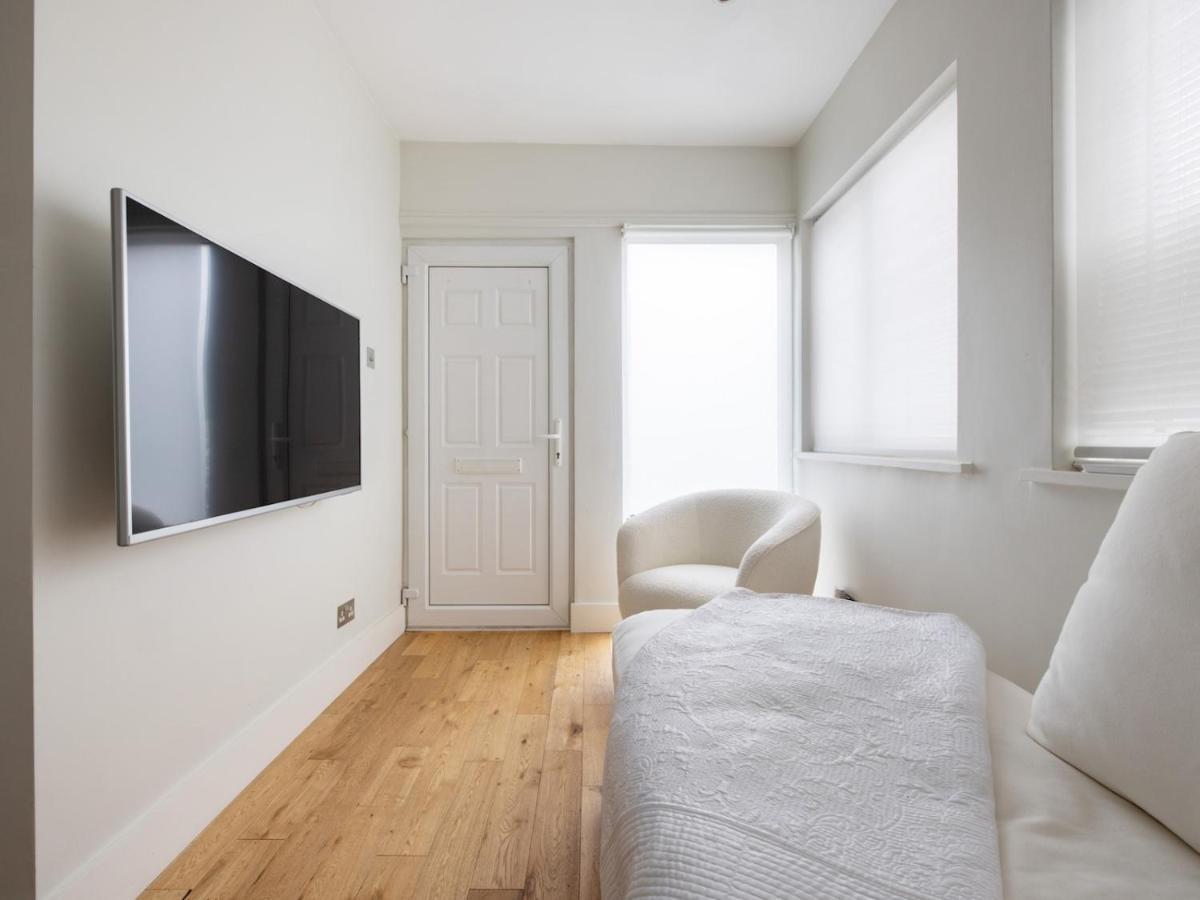 Pass The Keys Chic 1 Bedroom Flat Steps Of King's Road Chelsea Apartment London