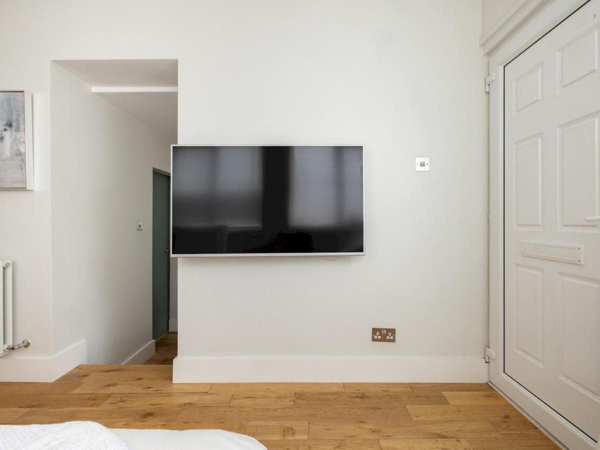 Pass The Keys Chic 1 Bedroom Flat Steps Of King's Road Chelsea Apartment London
