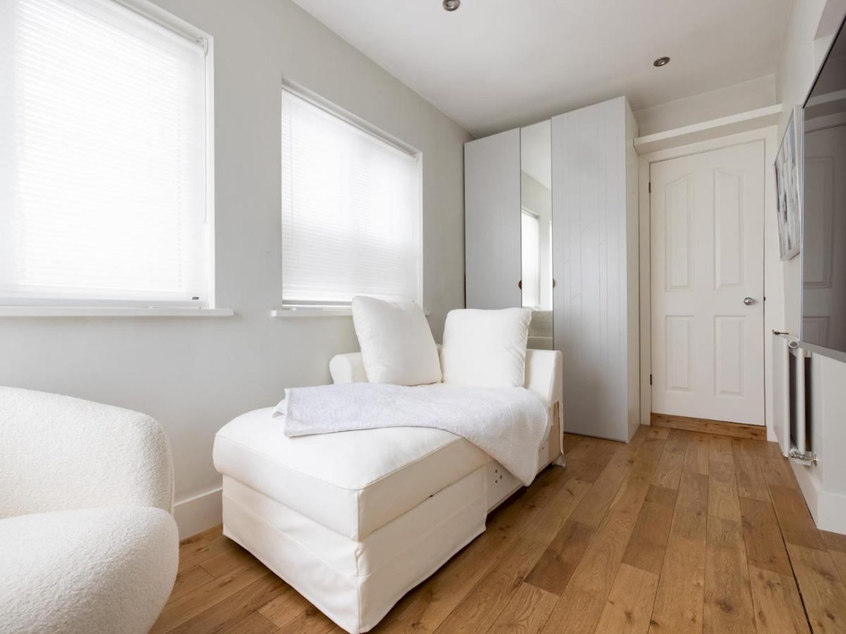 Pass The Keys Chic 1 Bedroom Flat Steps Of King's Road Chelsea Apartment