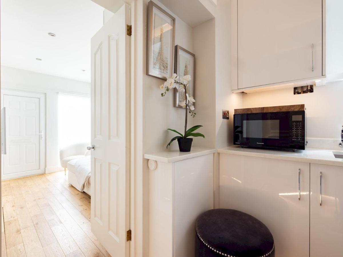 Pass The Keys Chic 1 Bedroom Flat Steps Of King's Road Chelsea *