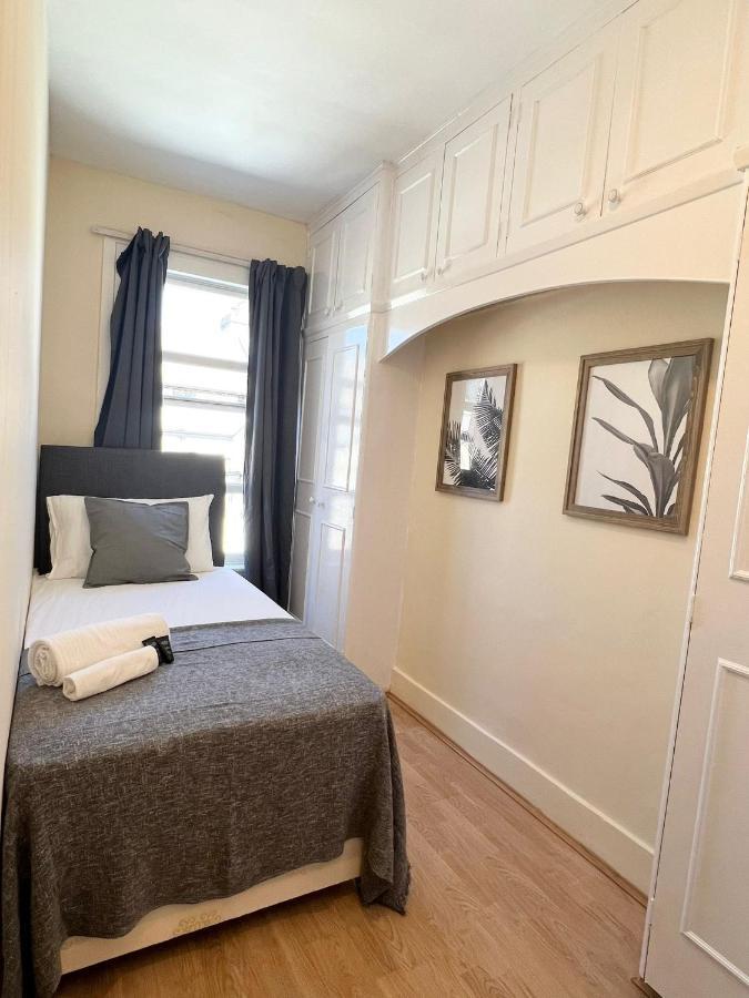 Amazing New House In * Londen