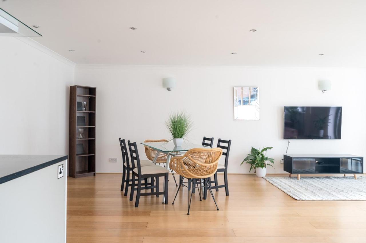 Riverside Two Bedroom In Canary Wharf Appartement Londen