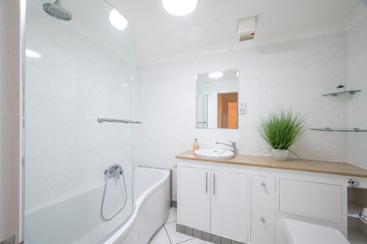 Riverside Two Bedroom In Canary Wharf Londres