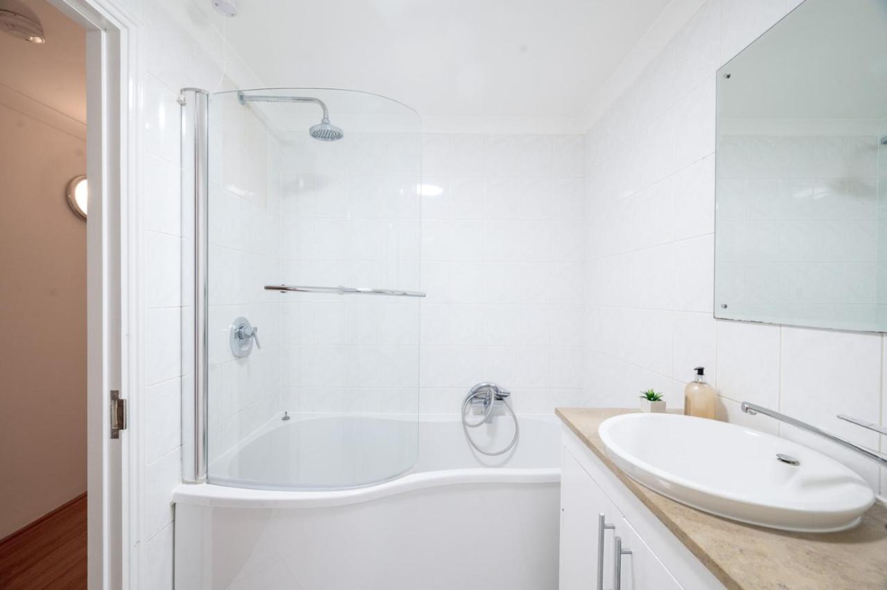 Riverside Two Bedroom In Canary Wharf Londres
