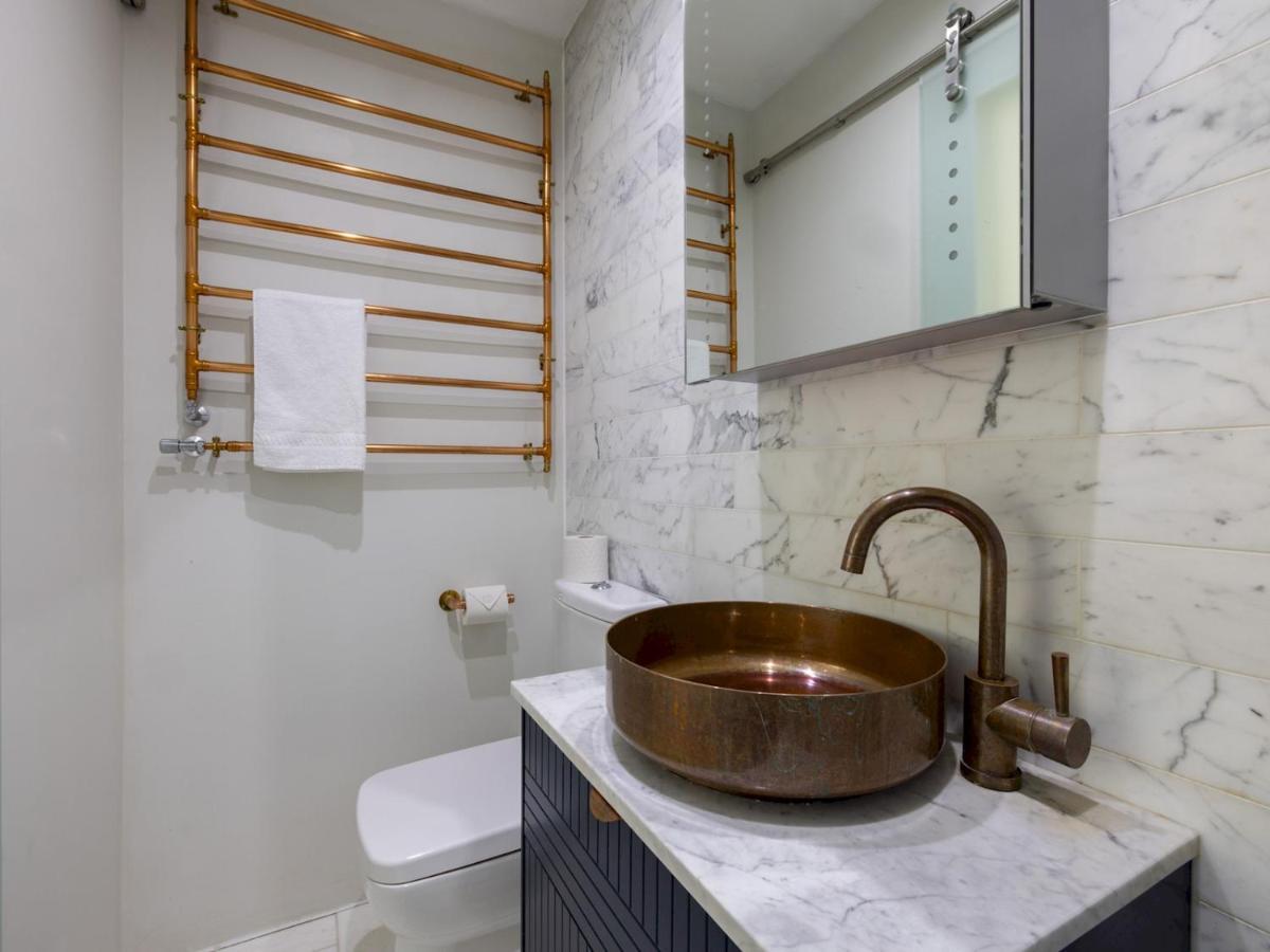 Pass The Keys Chic 1 Bedroom Flat Steps Of King's Road Chelsea Apartment