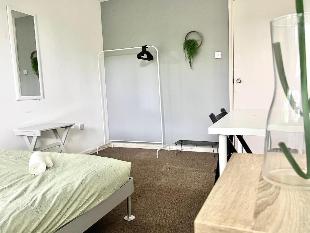 Private Bedrooms In A Flat! Away From Home! Shared Bathroom * Londen