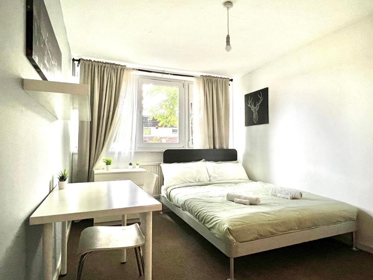 Private Bedrooms In A Flat! Away From Home! Shared Bathroom Londen