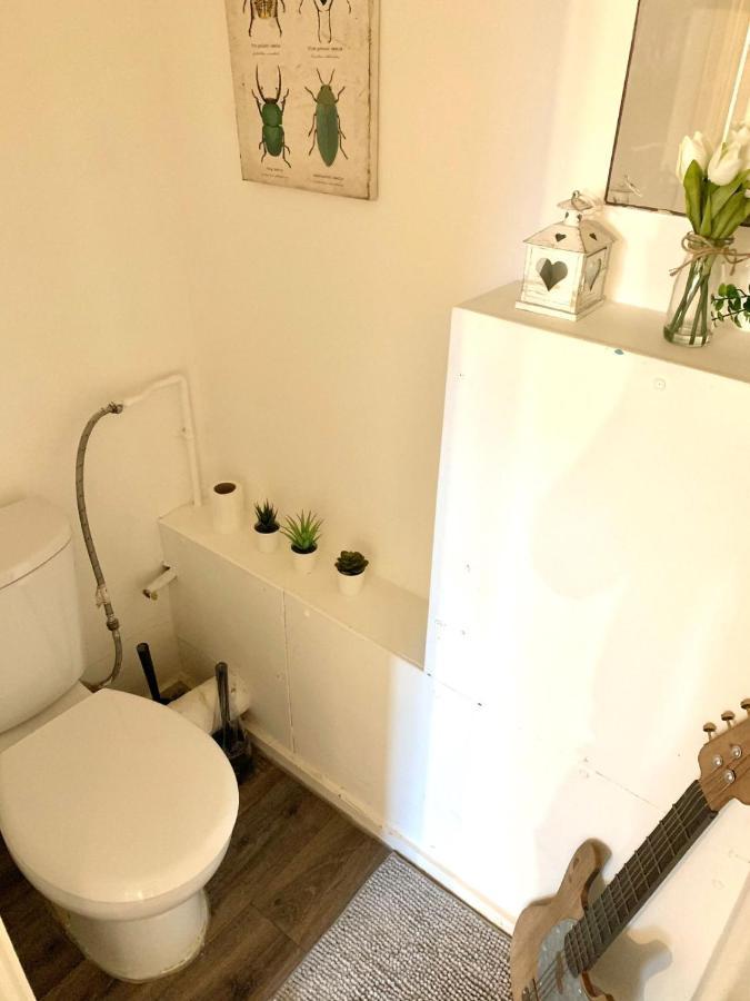 Private Bedrooms In A Flat! Away From Home! Shared Bathroom * Londen
