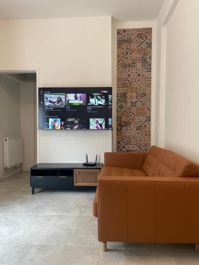 4 Bedroom House With Garden, Parking & 3 Mins Walking Distance From Train Station Сasa de vacaciones