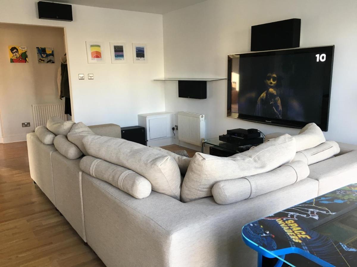 Appartement Laconic & Modern Close To Canary Wharf Londen