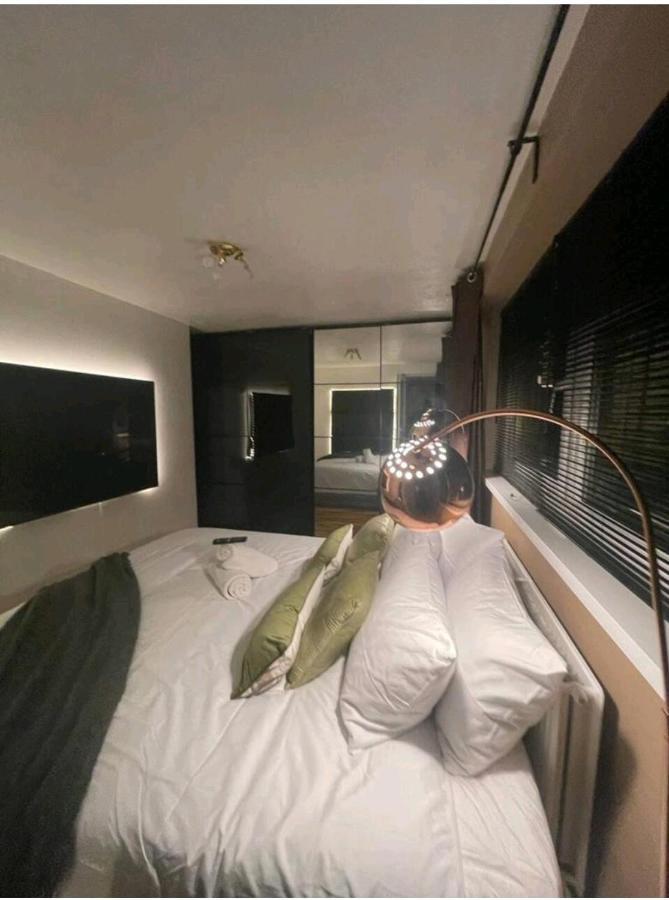 Homestay R3 Superking Sized Bed & 75