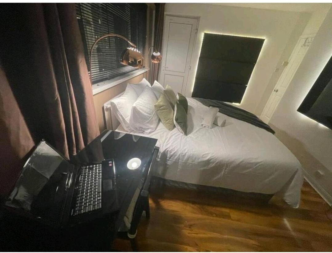 Homestay R3 Superking Sized Bed & 75