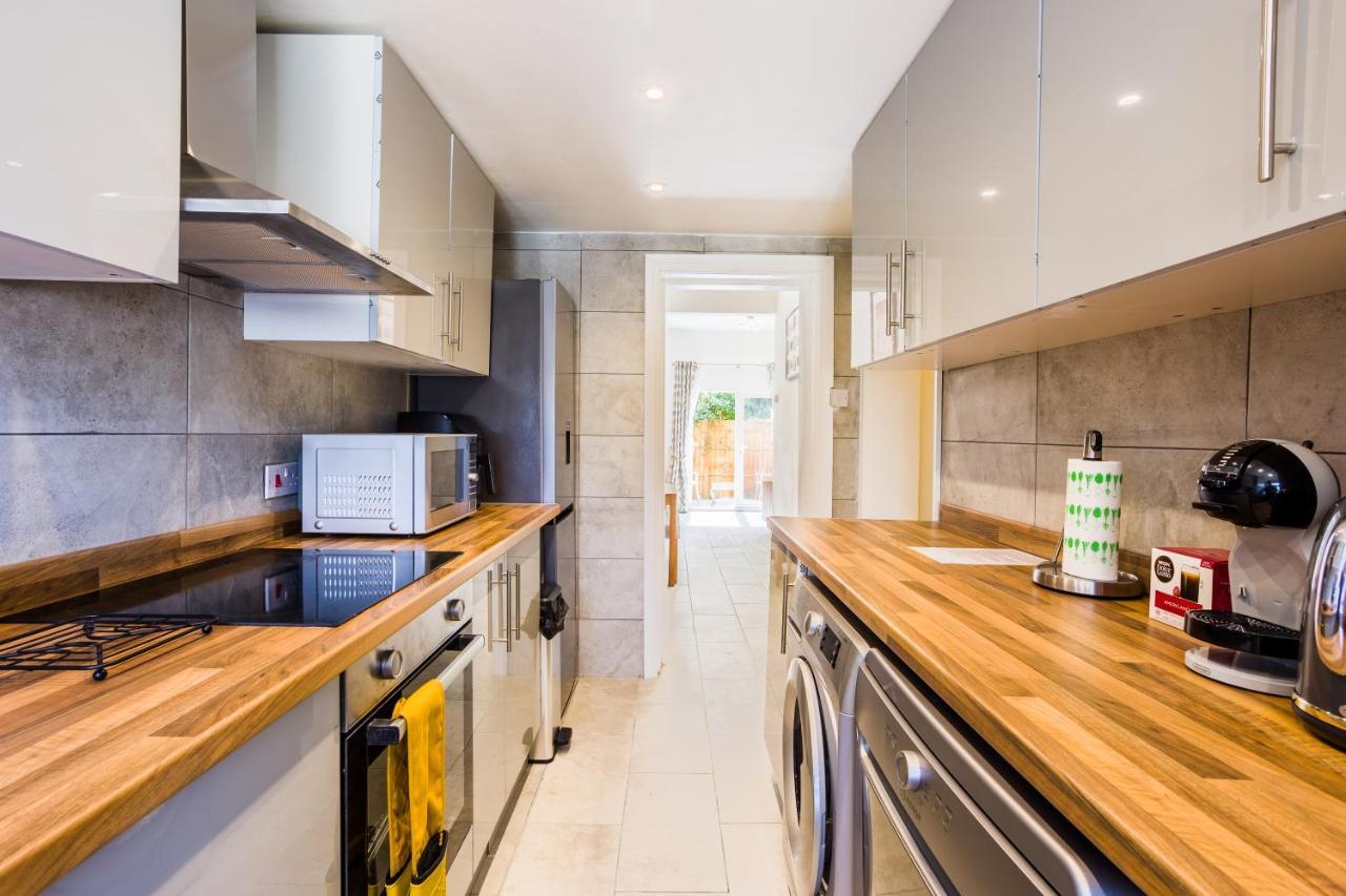 4 Bedroom House With Garden, Parking & 3 Mins Walking Distance From Train Station Сasa de vacaciones