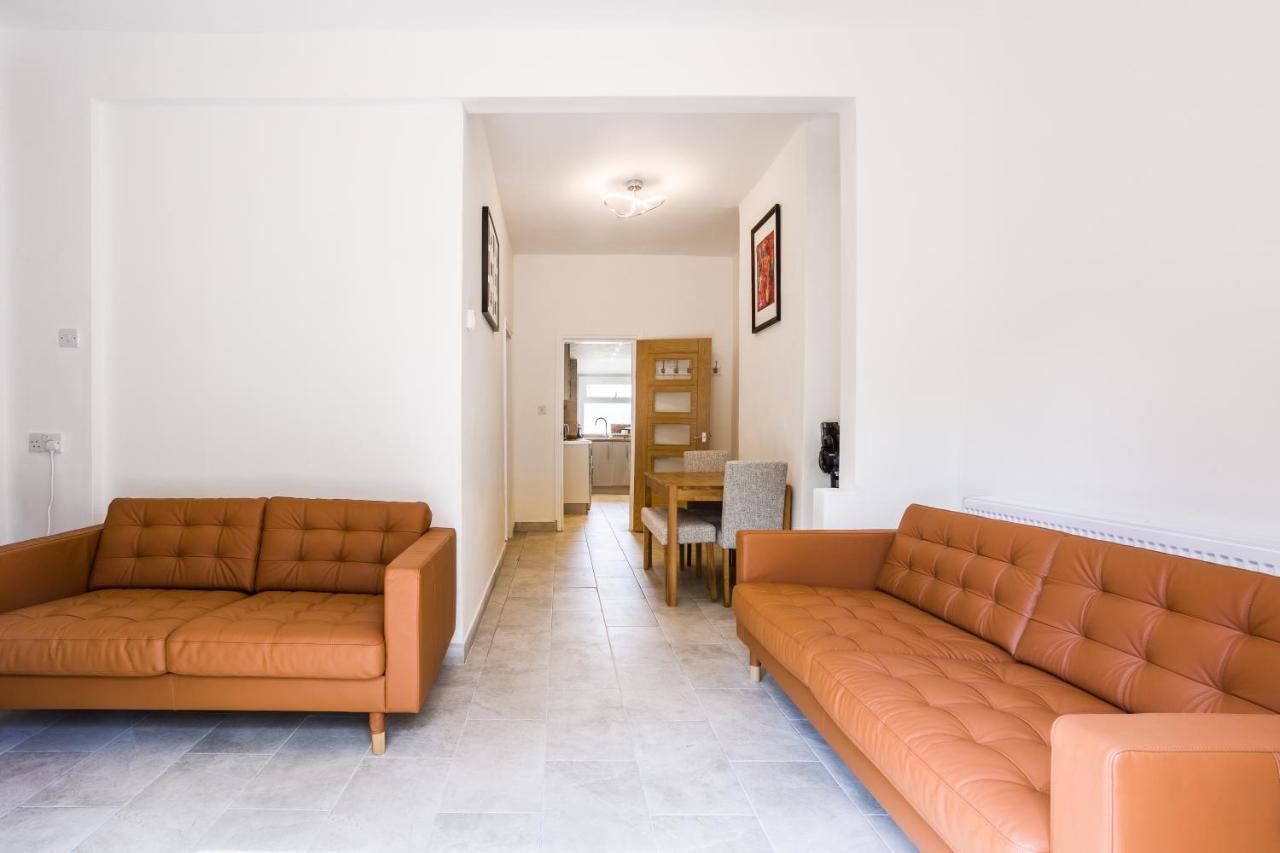 Сasa de vacaciones 4 Bedroom House With Garden, Parking & 3 Mins Walking Distance From Train Station