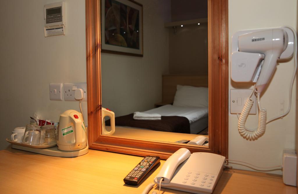 Holland Court 3*
