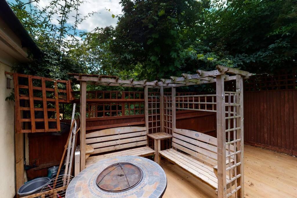 Spacious 4 Bedroom With Garden In Apartment