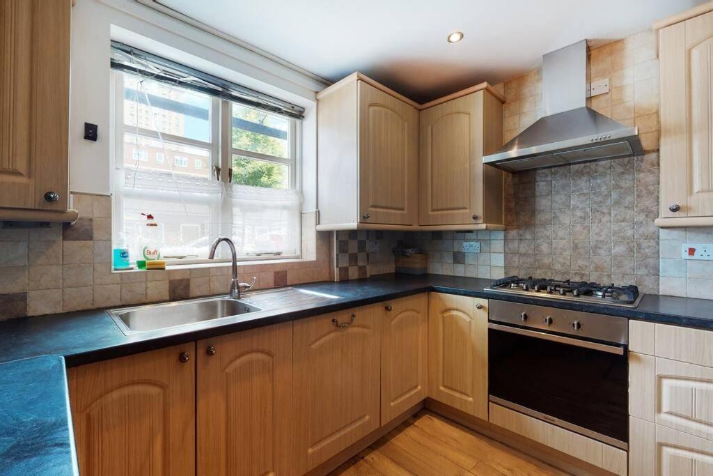 Spacious 4 Bedroom With Garden In *