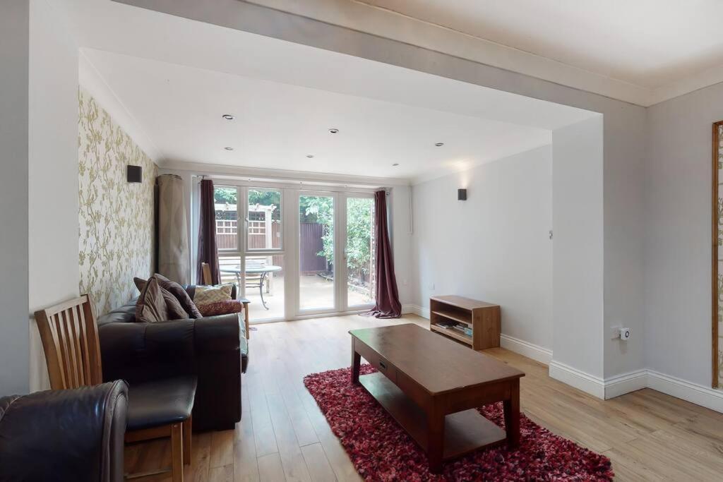 Spacious 4 Bedroom With Garden In Apartment *