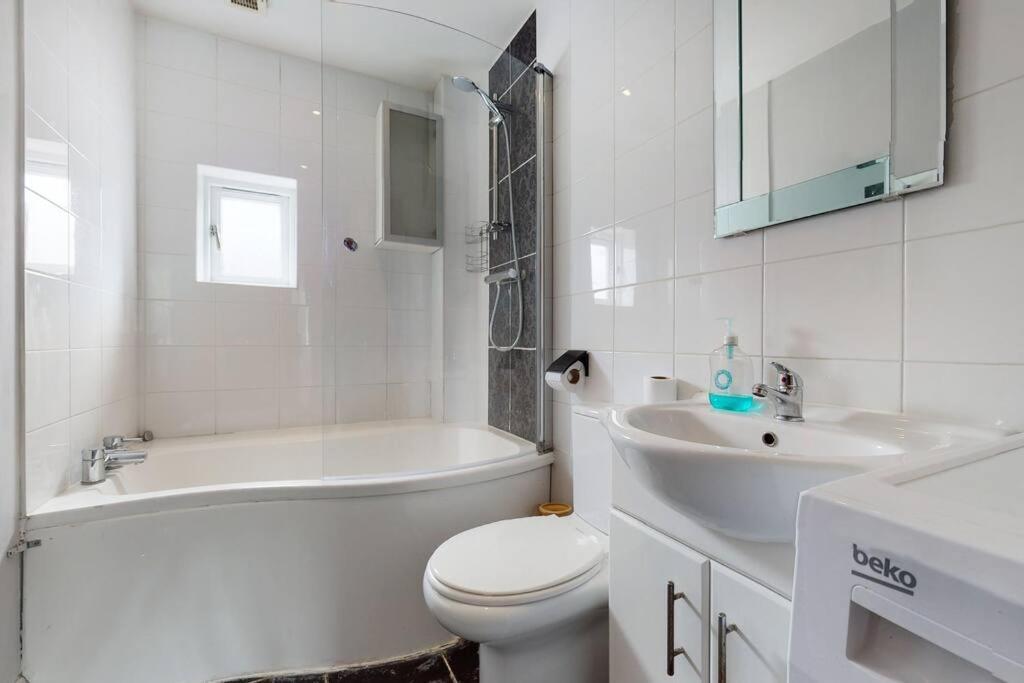 Apartment Spacious 4 Bedroom With Garden In