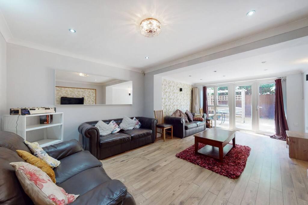 Apartment Spacious 4 Bedroom With Garden In *