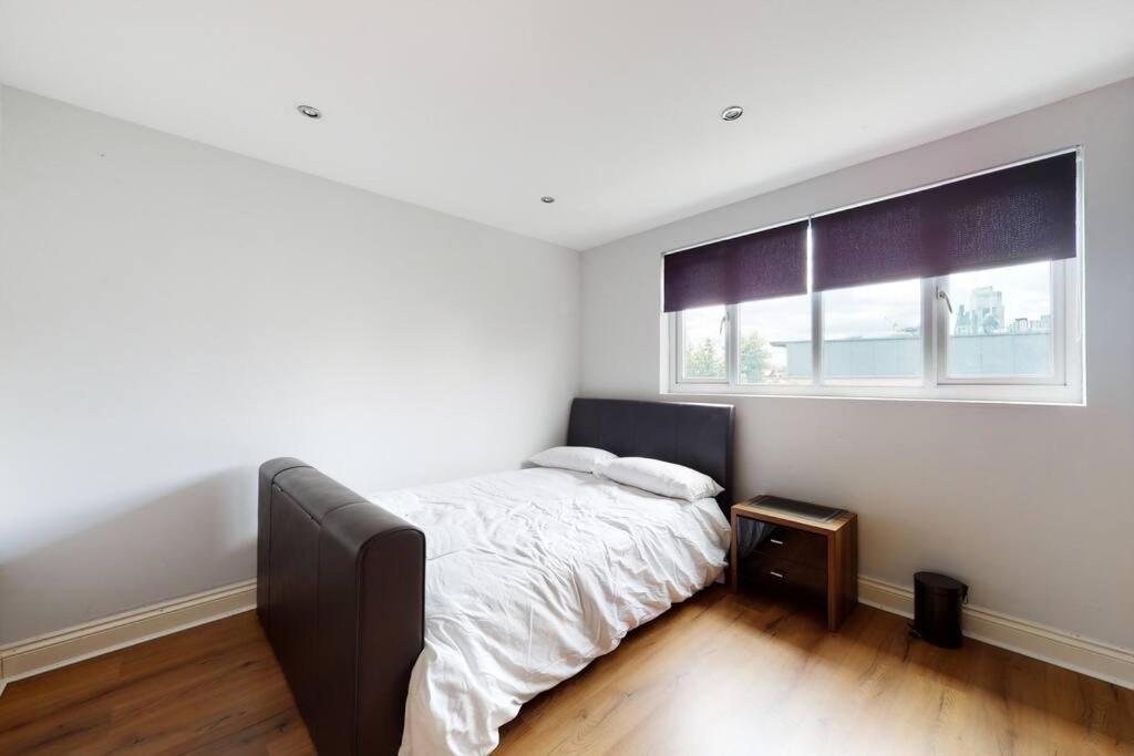 Spacious 4 Bedroom With Garden In Apartment
