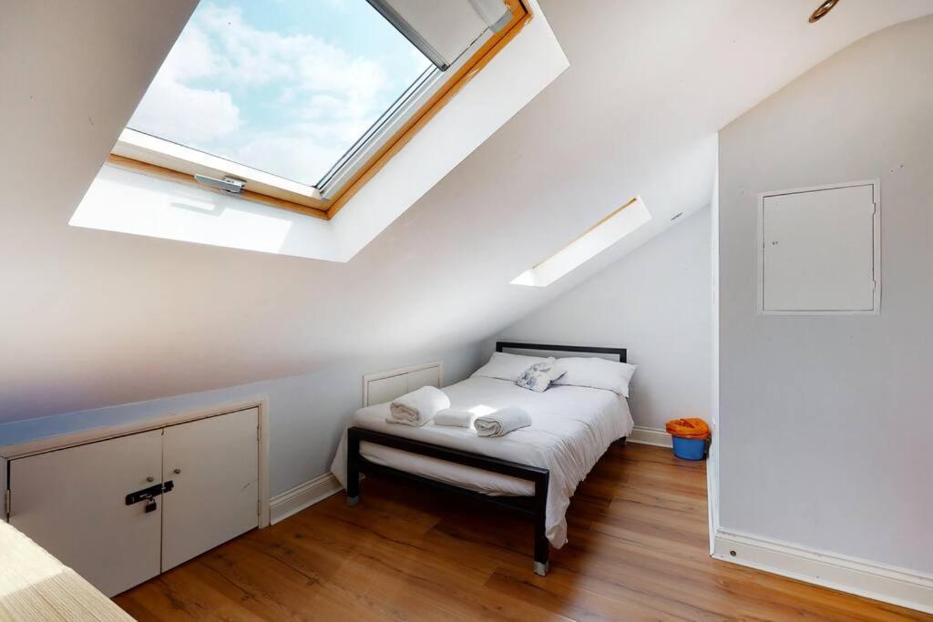 Spacious 4 Bedroom With Garden In Apartment *