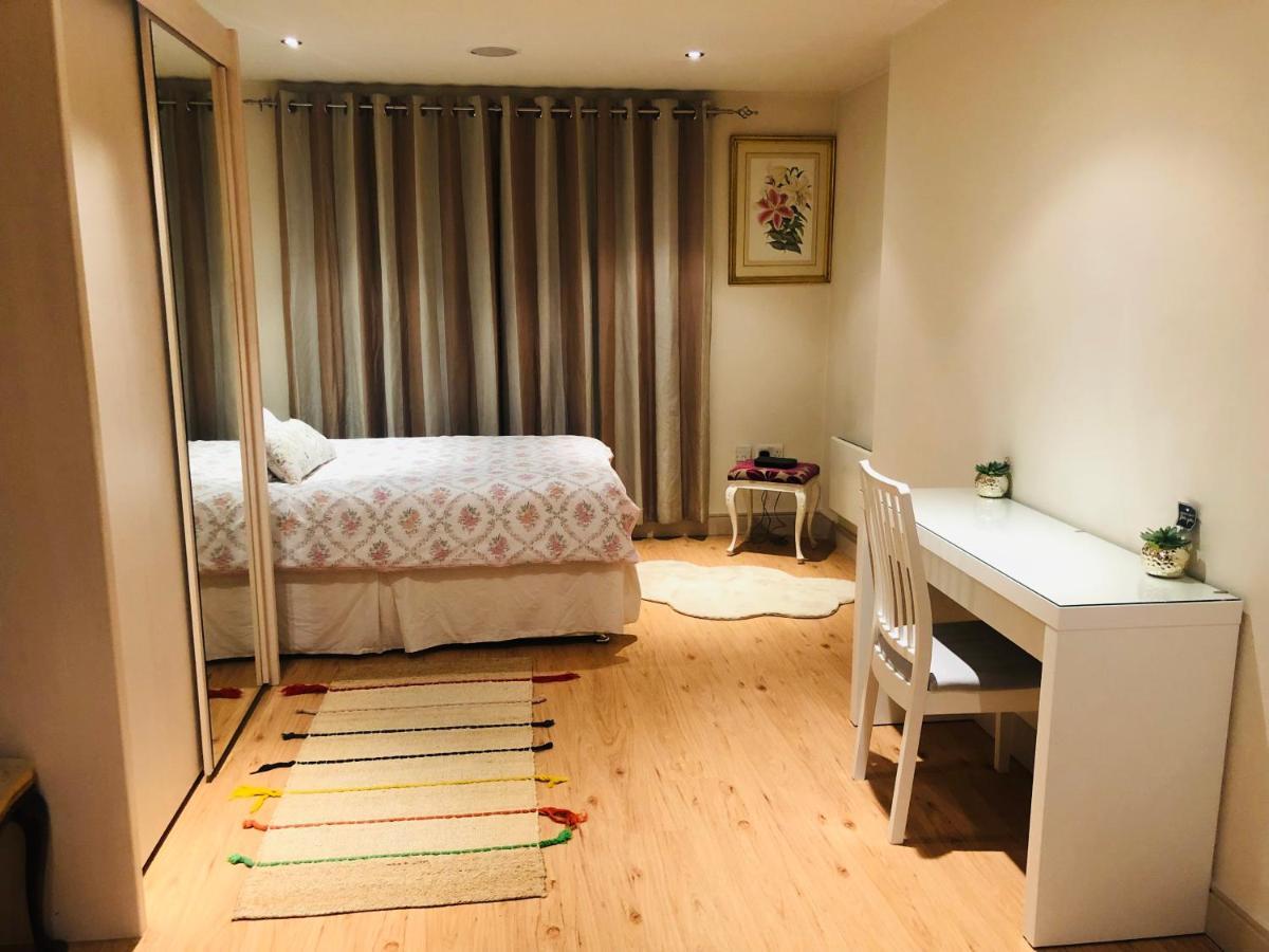 Studio Flat In Imperial Wharf-chelsea Harbour * Londen