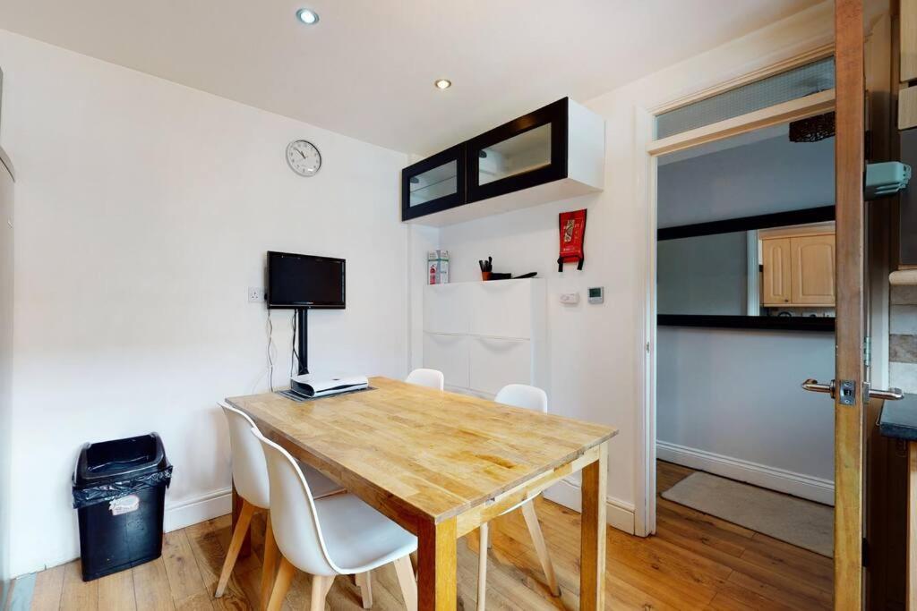 Spacious 4 Bedroom With Garden In Apartment London