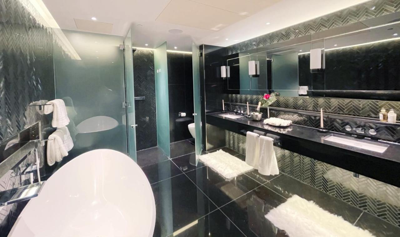 Homestay One Bedroom In Luxury On 30th Floor In Central With Breathtaking Skyline View Of Major Landmarks In *