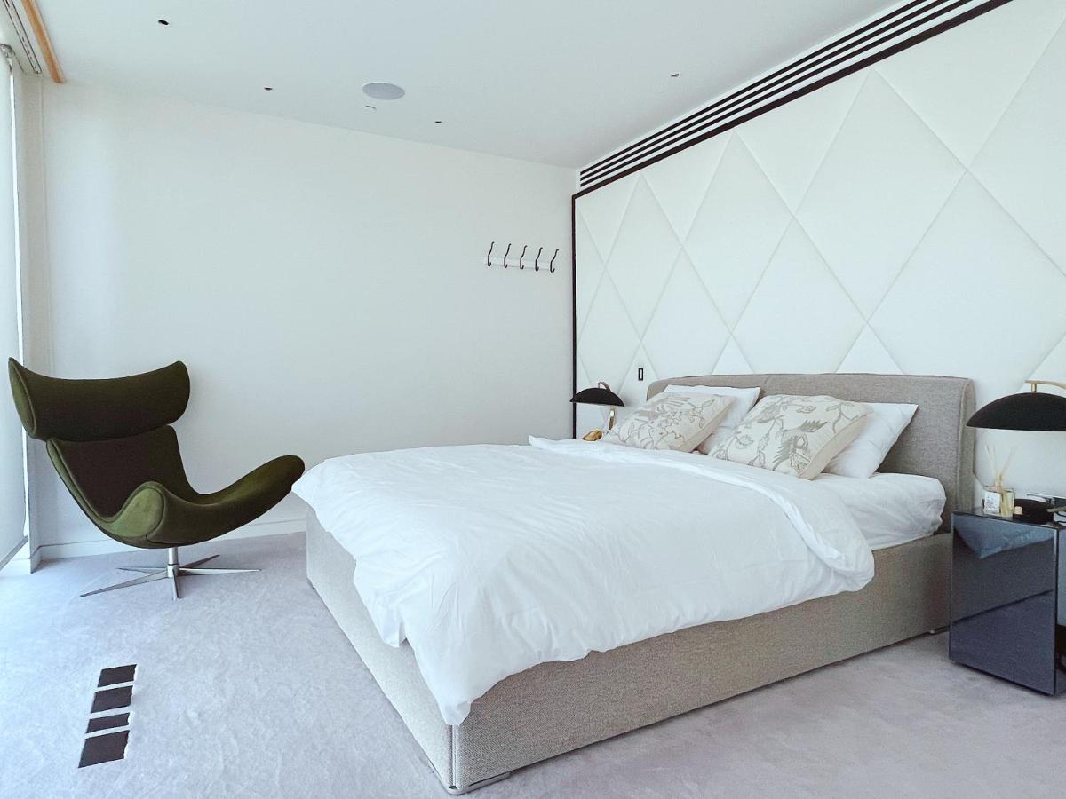 One Bedroom In Luxury On 30th Floor In Central With Breathtaking Skyline View Of Major Landmarks In
