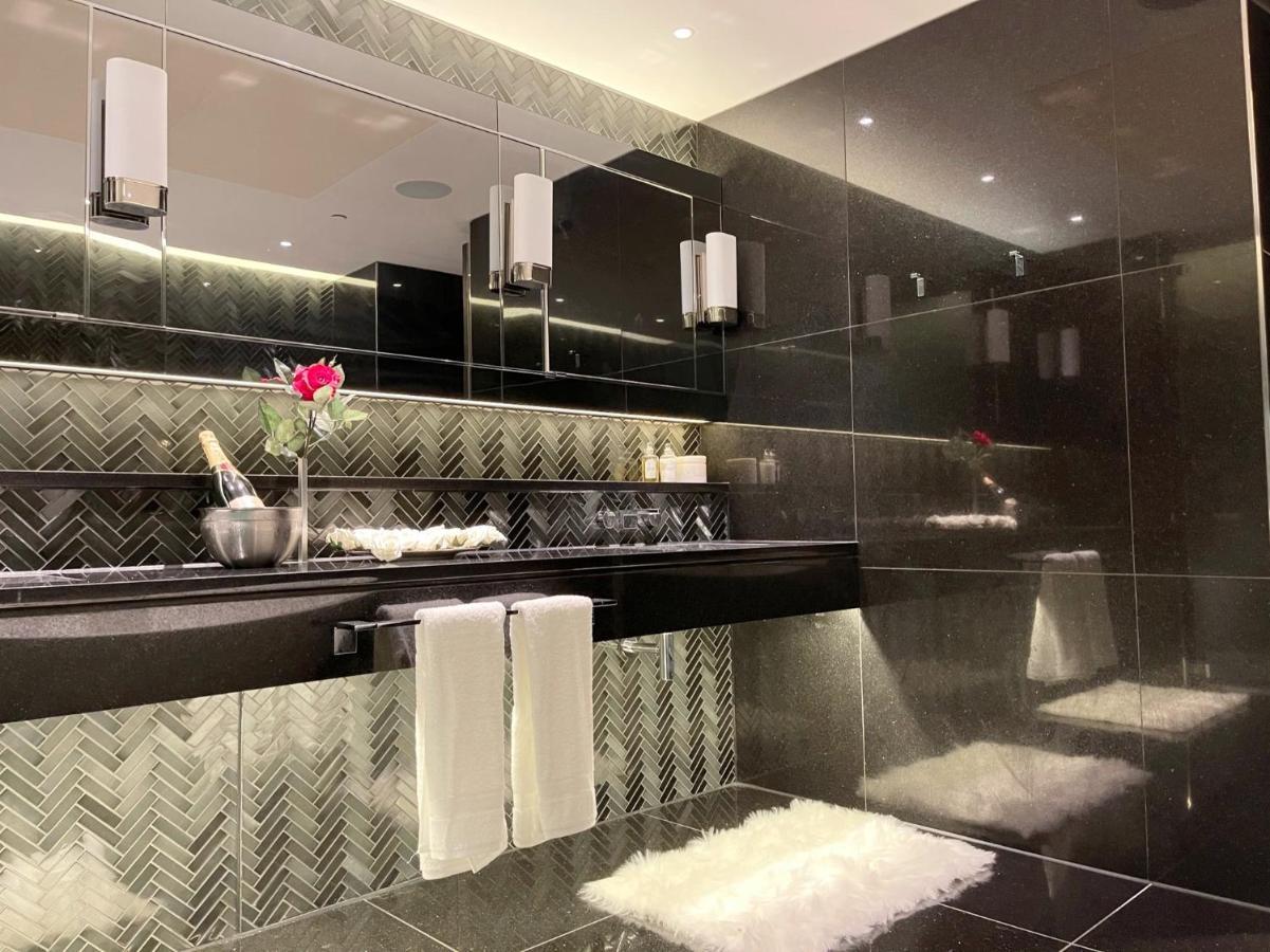 One Bedroom In Luxury On 30th Floor In Central With Breathtaking Skyline View Of Major Landmarks In Homestay