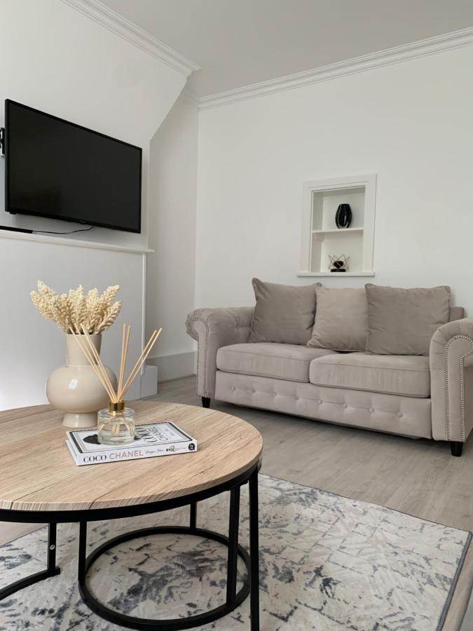 New Look Flat In Waterloo Apartment