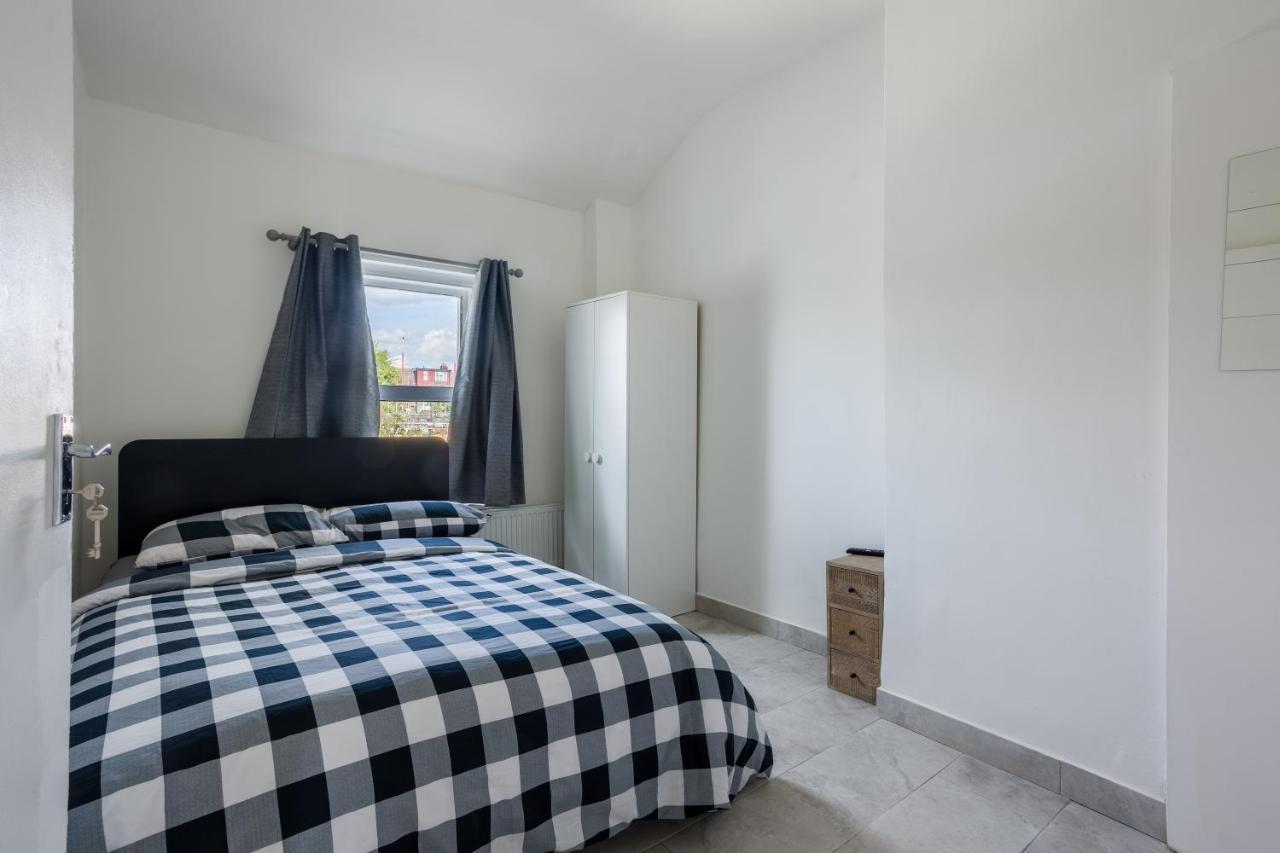 4 Bedroom House With Garden, Parking & 3 Mins Walking Distance From Train Station * Londres