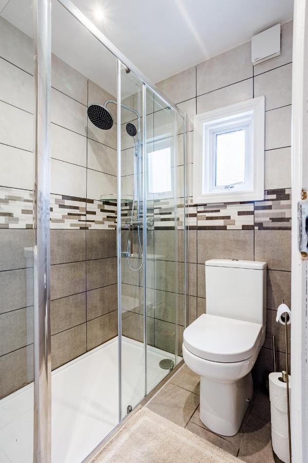 Сasa de vacaciones 4 Bedroom House With Garden, Parking & 3 Mins Walking Distance From Train Station