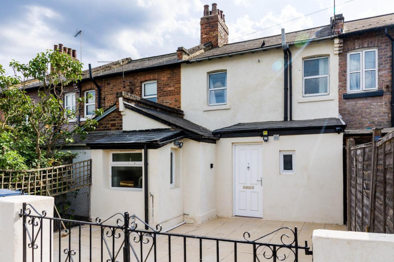 Сasa de vacaciones 4 Bedroom House With Garden, Parking & 3 Mins Walking Distance From Train Station Londres