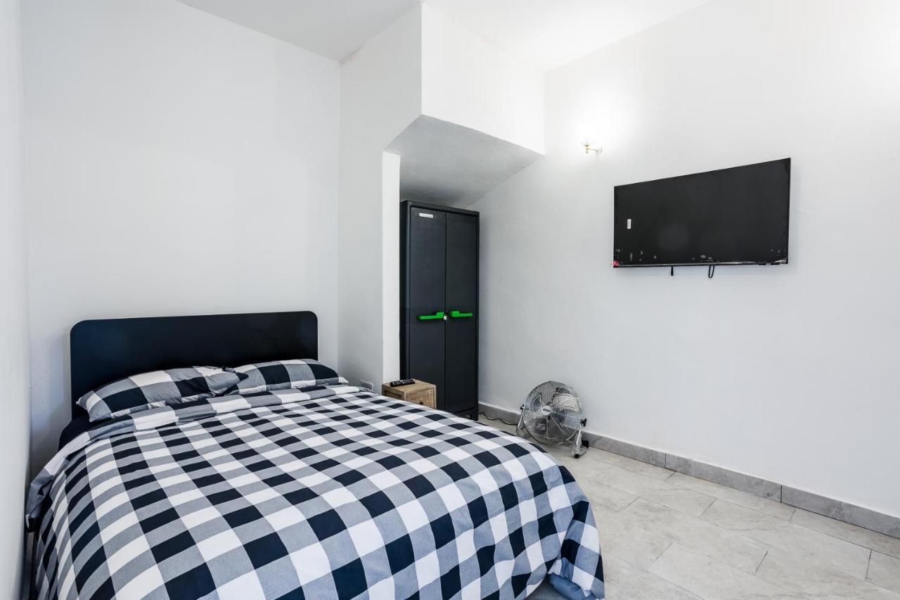 4 Bedroom House With Garden, Parking & 3 Mins Walking Distance From Train Station Сasa de vacaciones *
