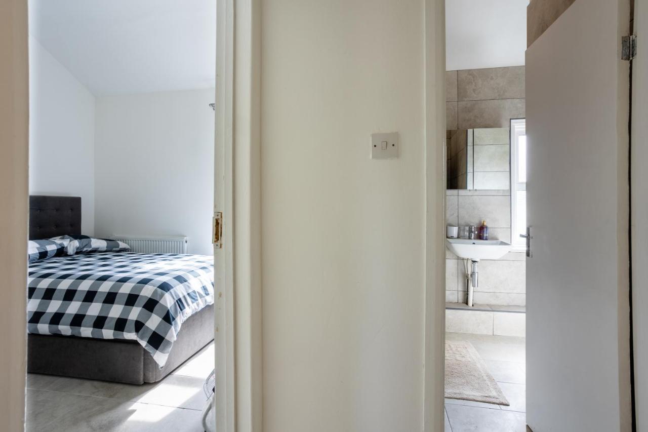 4 Bedroom House With Garden, Parking & 3 Mins Walking Distance From Train Station Сasa de vacaciones Londres
