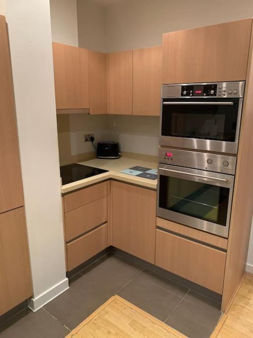 Stunning 2 Bed Flat! Centrally Located In London, Uk! *