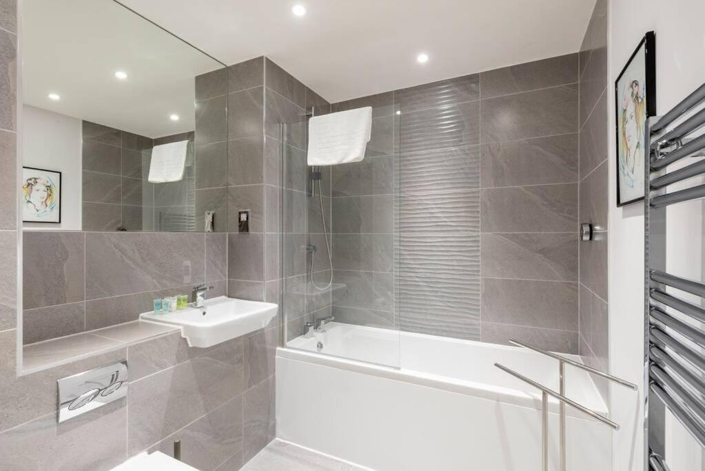 Appartement Stylish 2 Bed 2 Bath In Highgate & Free Parking *