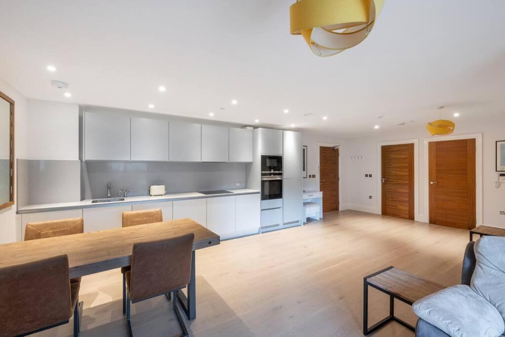 Stylish 2 Bed 2 Bath In Highgate & Free Parking Londen
