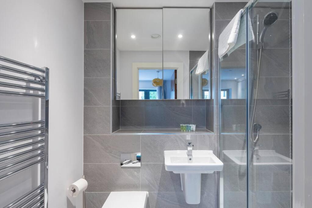 Stylish 2 Bed 2 Bath In Highgate & Free Parking Appartement Londen
