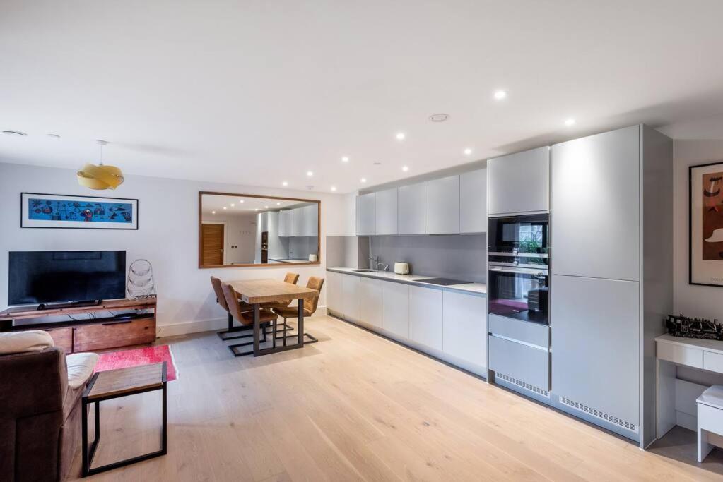 Stylish 2 Bed 2 Bath In Highgate & Free Parking * Londen