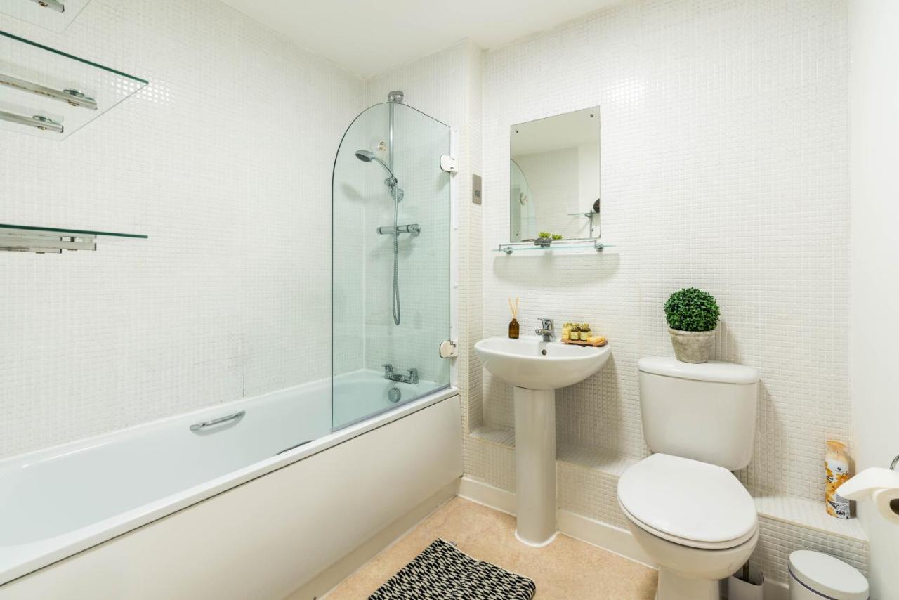 Apartment Fast Internet One Bedroom In Greater London, Id Required London