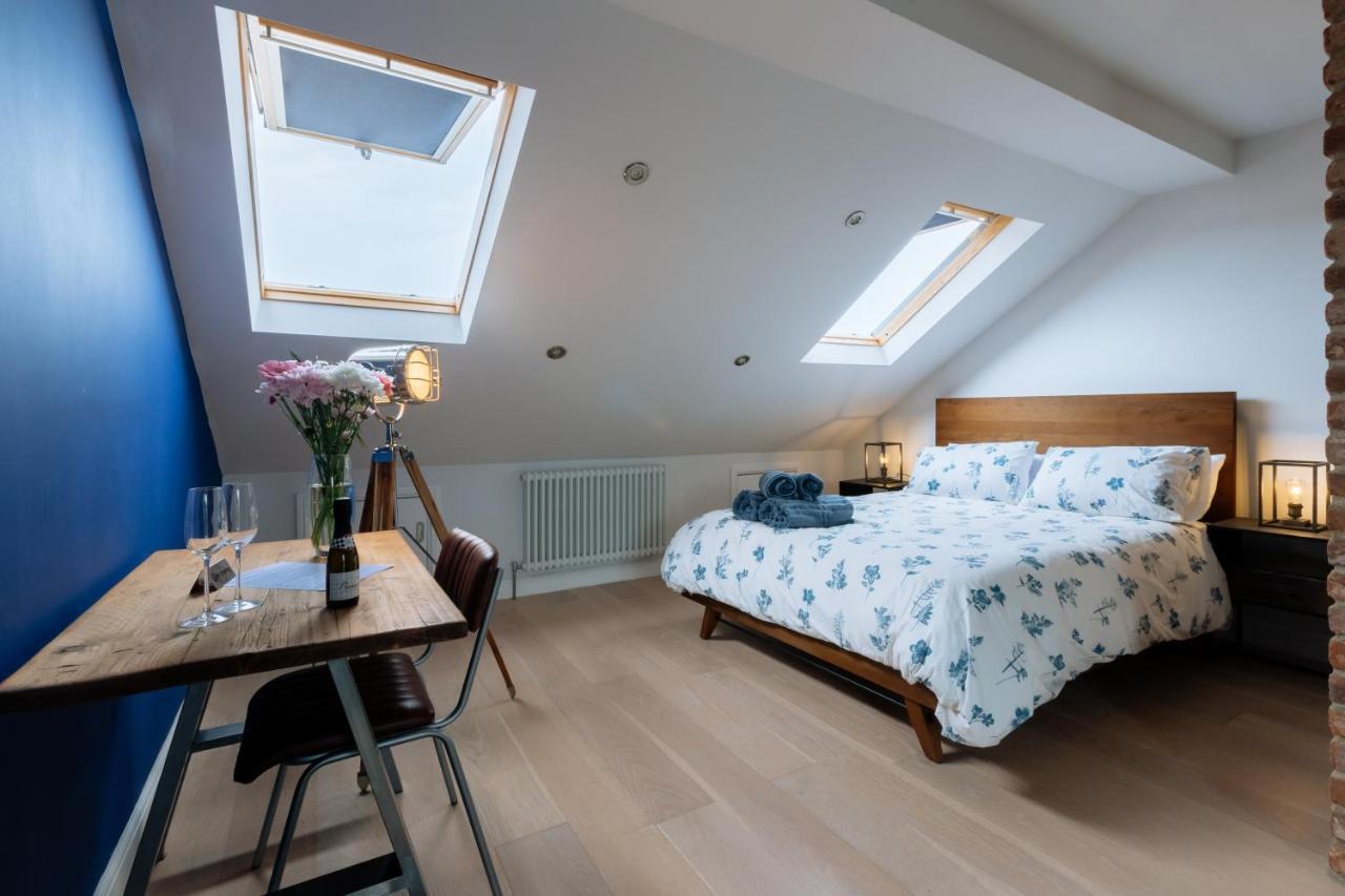 Luxury And Bright Bedrooms In Queens Park Londen