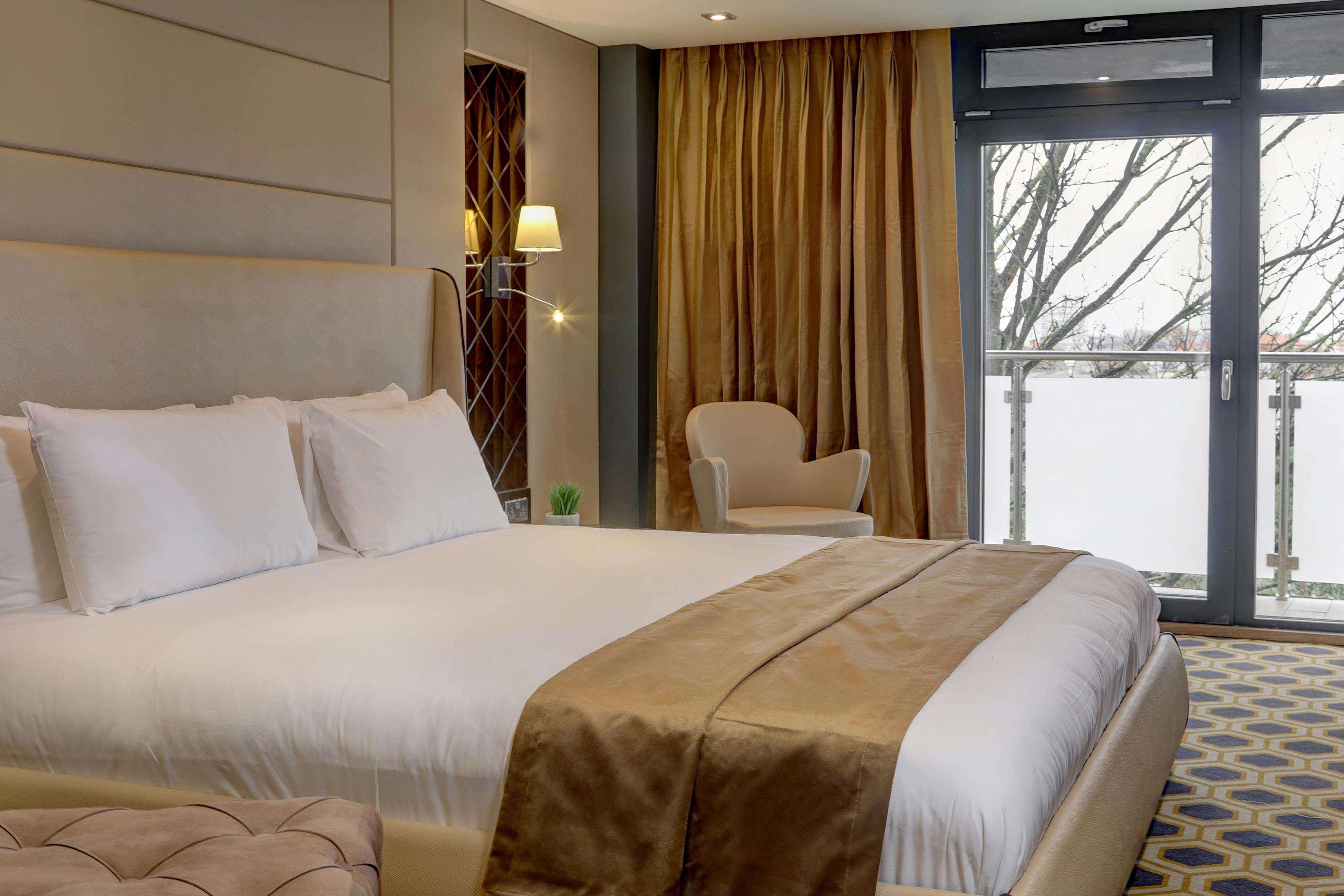 Putney Hotel; Bw Signature Collection Hotel 4*