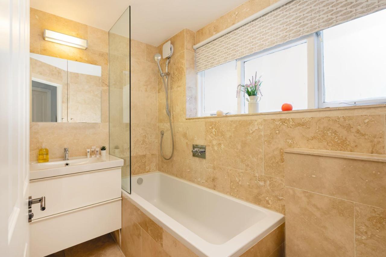 Penthousestays Notting Hill - Spacious 3 Bedroom King Bed - Near Portobello Road & Kensington High Street *