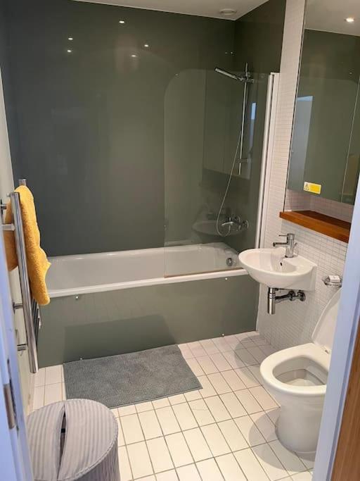 Stunning 2 Bed Flat! Centrally Located In London, Uk! *